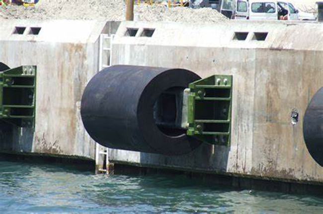 Reliable Cylindrical Marine Fenders Tug Boat Fenders Rubber Fenders