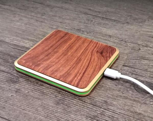 Smart Phone Wooden Wireless Charger 2 - 10mm Transmission Distance Qi Charging