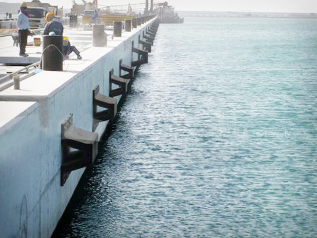 Extruded Rubber Dock Fenders Bumper V Shaped 8 Mpa Tensile Strength