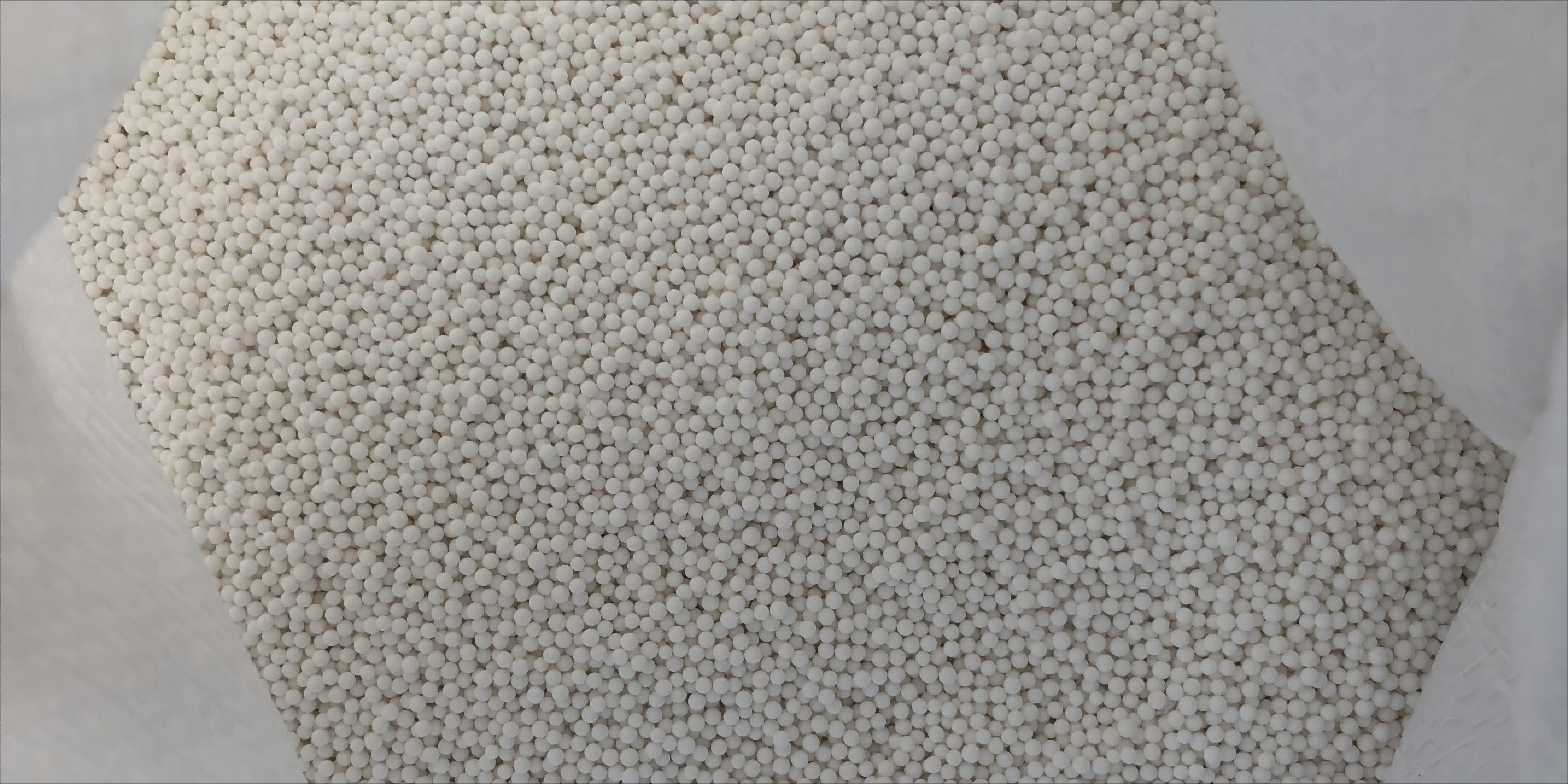 Stable Alumina Ceramic Beads Tasteless Grinding Ball White For Mining Minerals