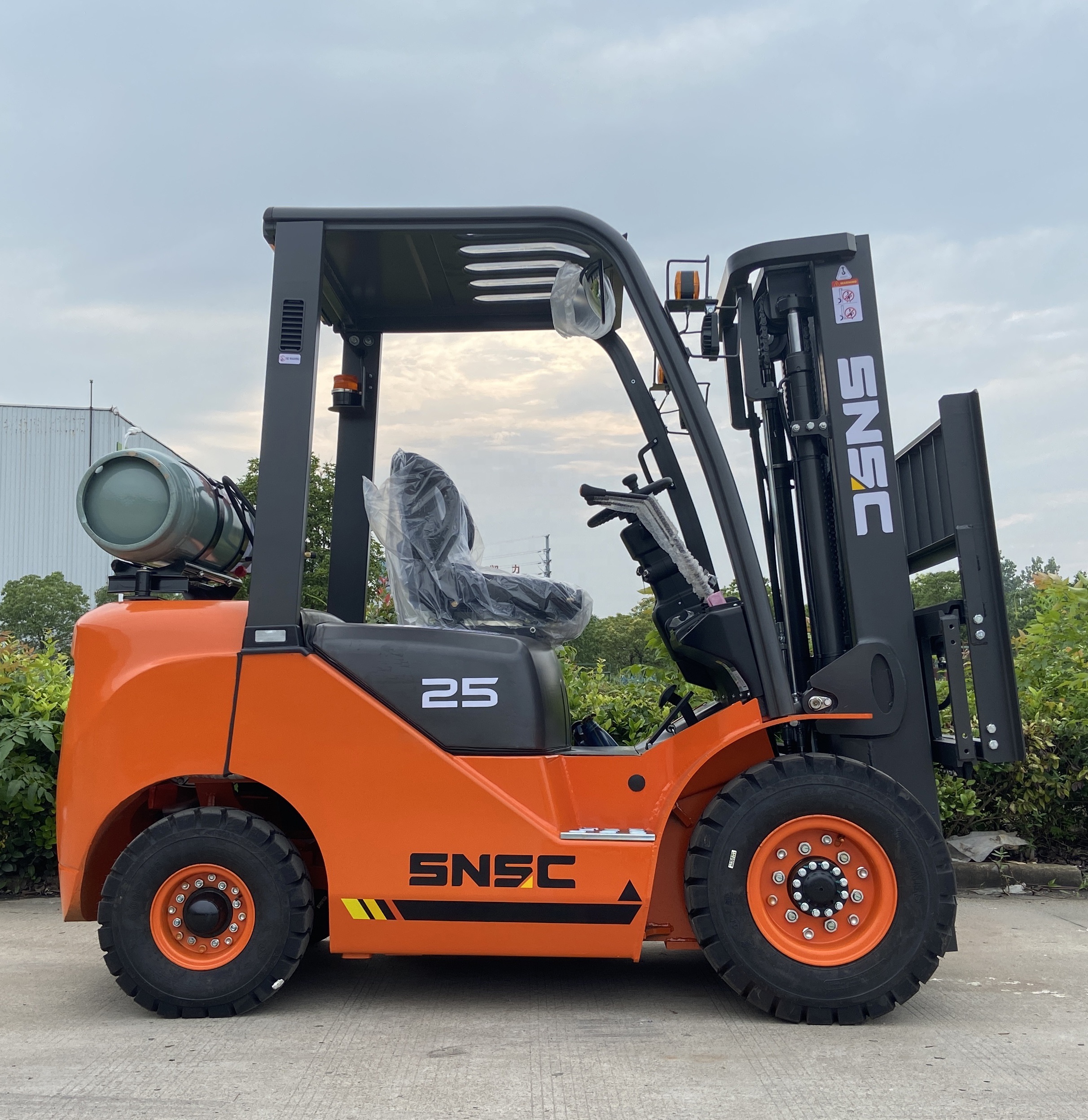 2.5 Ton SNSC LPG Gasolion Forklift With Japanese Engine Triplex 4.5 Meters Mast