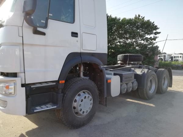 600L Tanker White Tractor Trailer Truck HW76 Cabin With 1 Sleepers HW19710