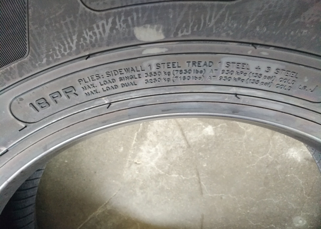 TL / TT Tube Low Rolling Resistance Truck Tires , 12R 22.5 Tires Closed Tire Shoulder