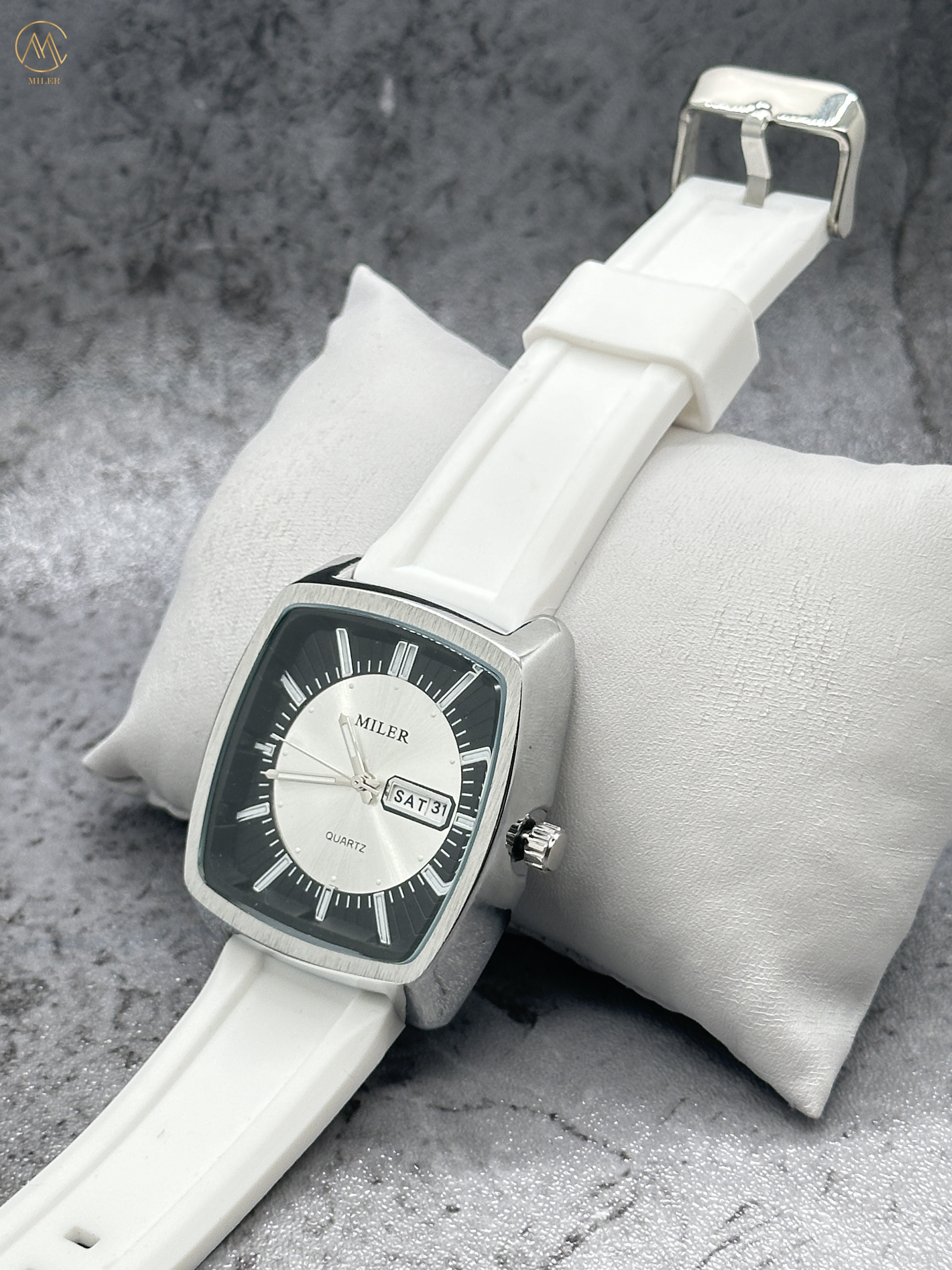 Fashion Stainless Steel Case Double Calendar Watch for Men and Women with Silicone Strap