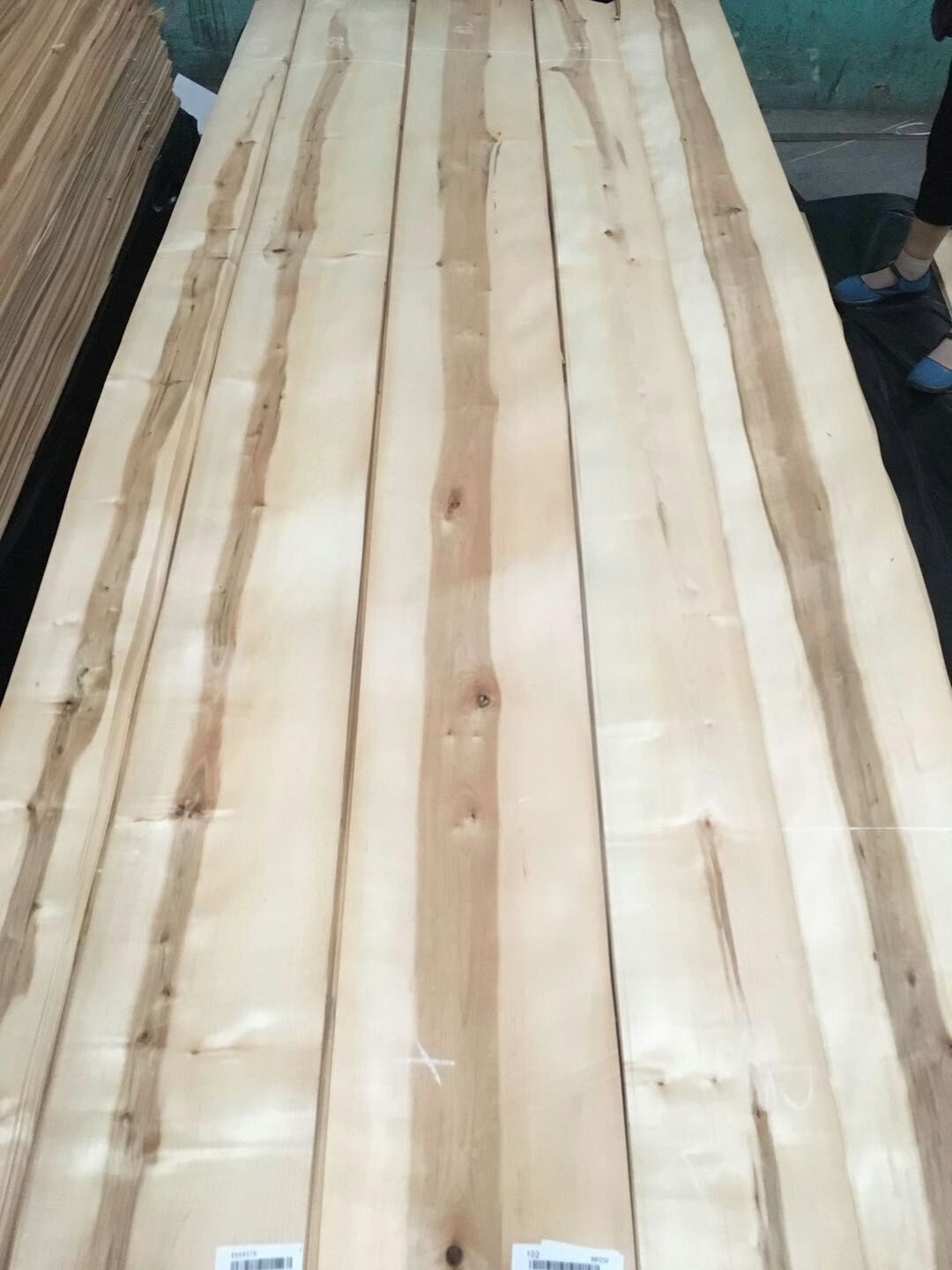 Rustic Knotty Maple Veneer with Double Colors from www.shunfang-veneer-com.ecer.com