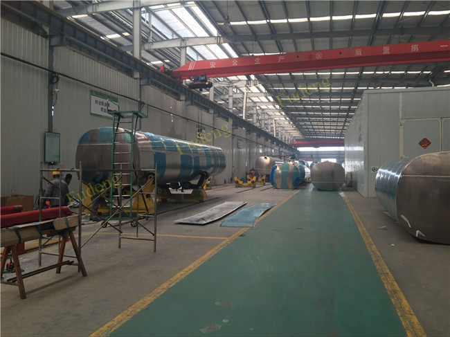Flammable Fuel Tanker Truck 25000 L , Fuel Tank Trailer With 3 Compartments