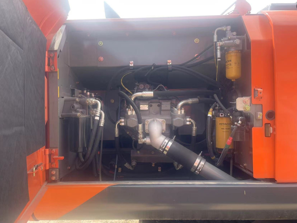 20 Ton Japan Brand Used Excavators Hitachi Zx200 Crawler Hydraulic 0.9m³ Bucket Capacity Digger