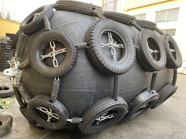 Buy cheap Natural Rubber Air Filled Pneumatic Rubber Fenders With 6-10 Years Lifespan from wholesalers