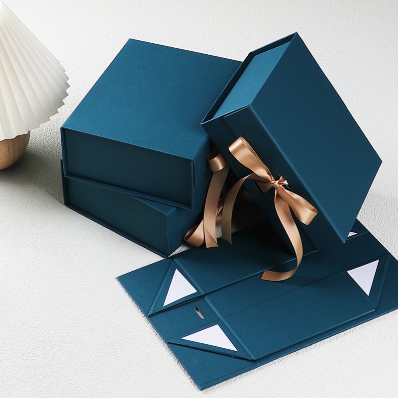 Custom Flat Cardboard Clothes Magnetic Folding Packaging Gift Box