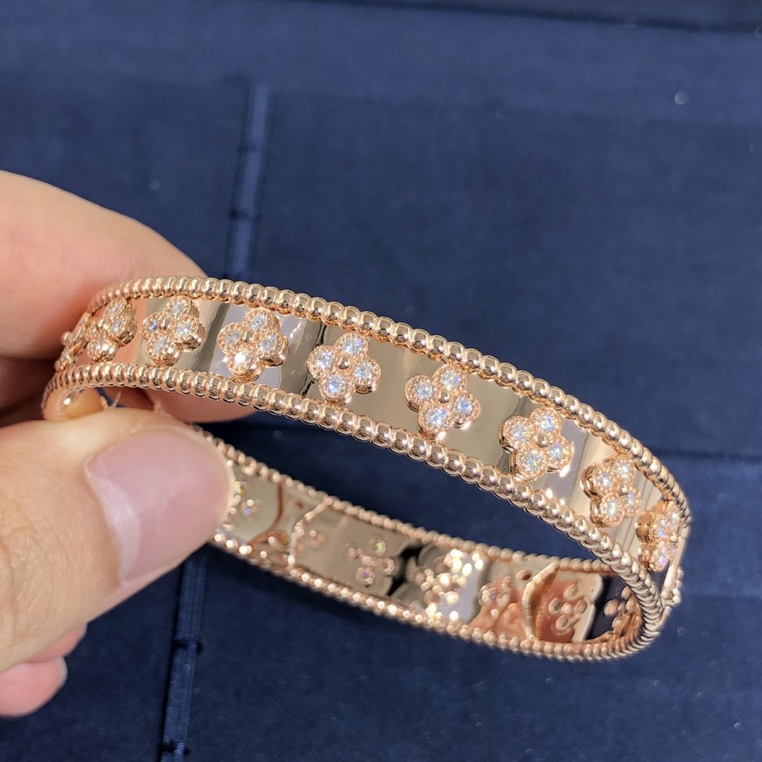 Customization Gorgeous 18k Gold Van Cleef & Arpels PerléE Clovers Bracelet Small Model