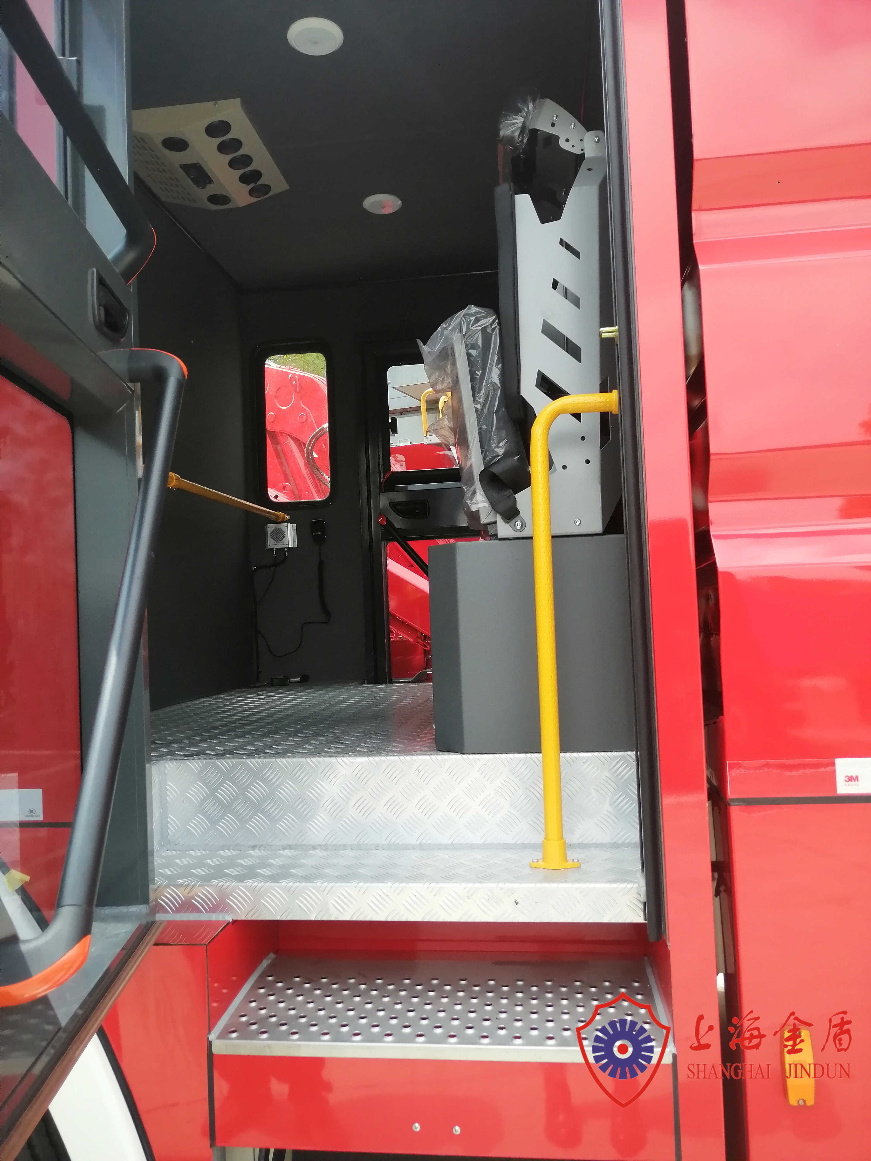 25m Boom 60m Spray Range Aerial Ladder Fire Truck With Stainless Steel Platform