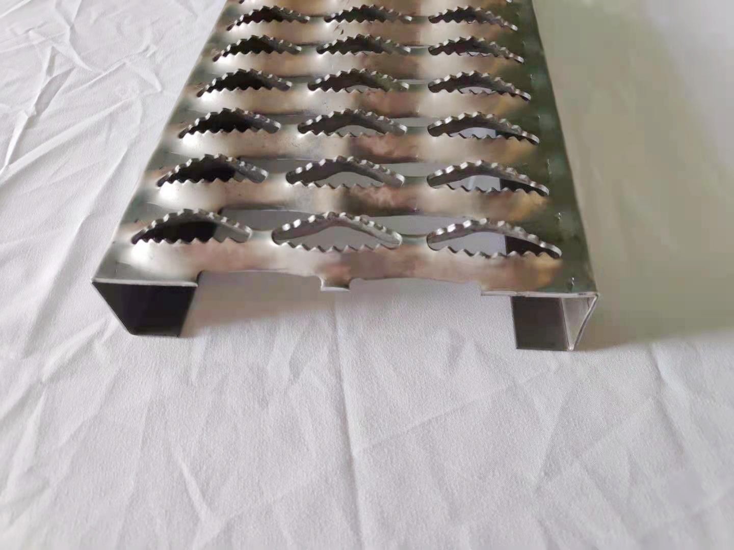 Diamond Hole Shape Hdg Grip Strut Safety Grating Stair Treads Steel Anti Slip