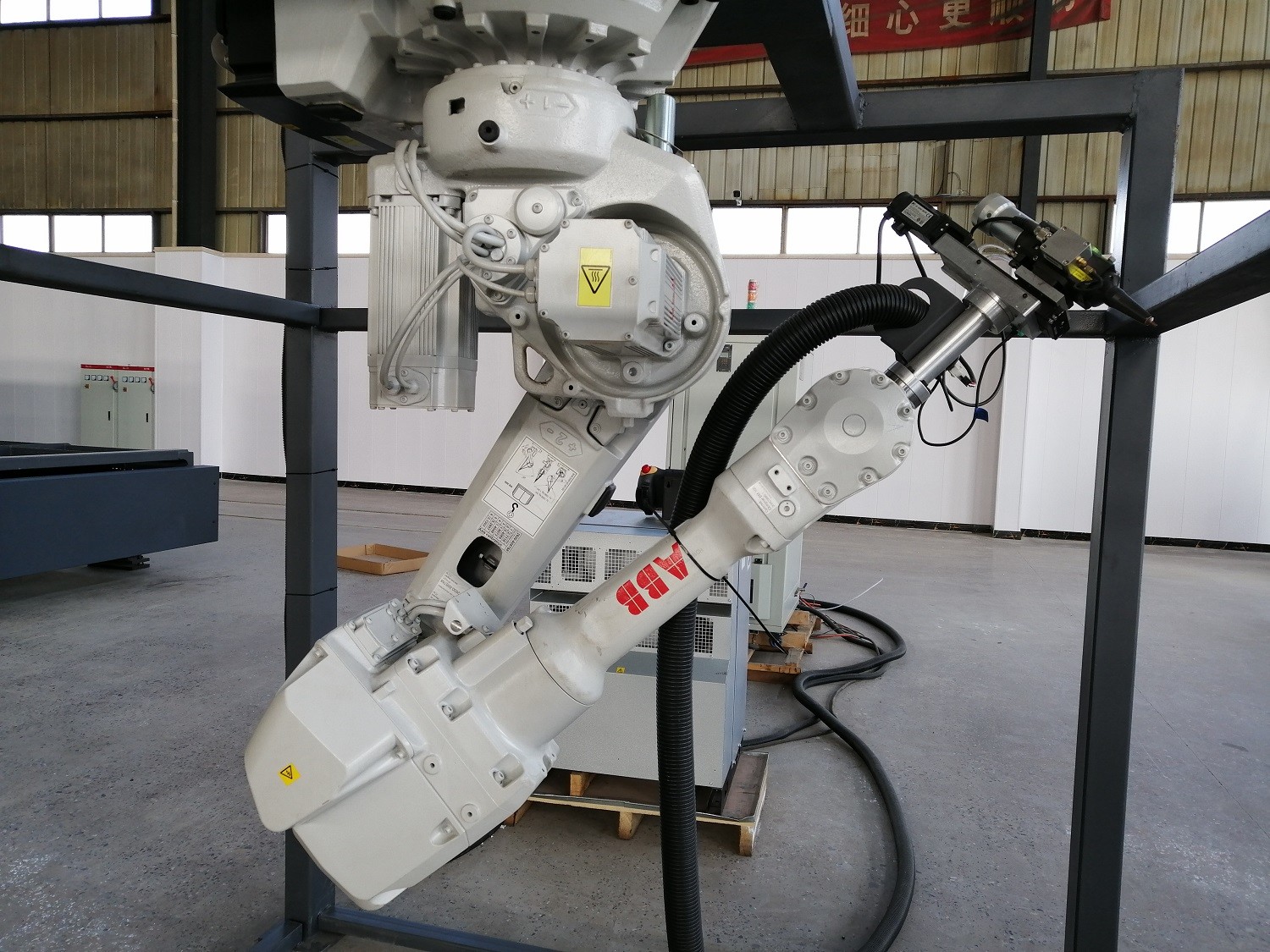 6 Joints 3D Laser Cutting Machine Adopts Automatic Robot Motion Technology