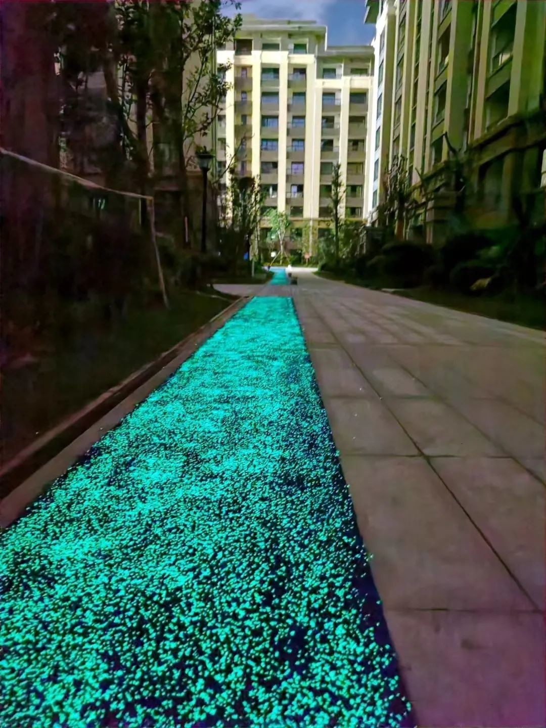 Glowing EPDM Recycled Playground Rubber Crumb Flooring For Outdoor Park Walking Way