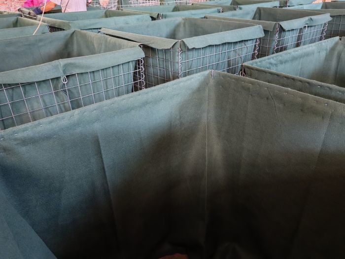 Zinc Coated itary Barriers 4mm-5mm Spiral Dia with Heavy Duty 2mm Non woven Polypropylene