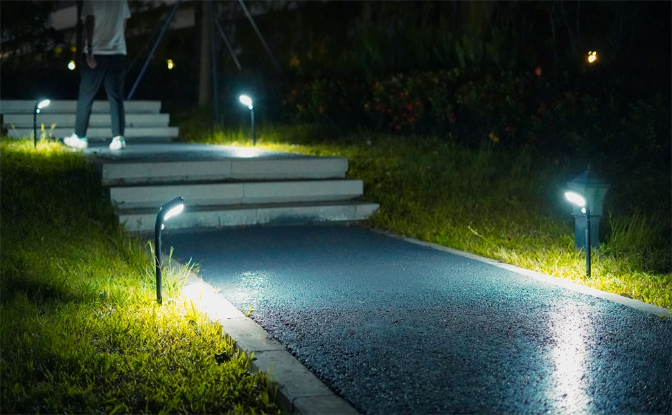 2 Modes 750mAH Super Bright Solar Landscape Lights / 6000-7000K Solar Lawn Spotlight