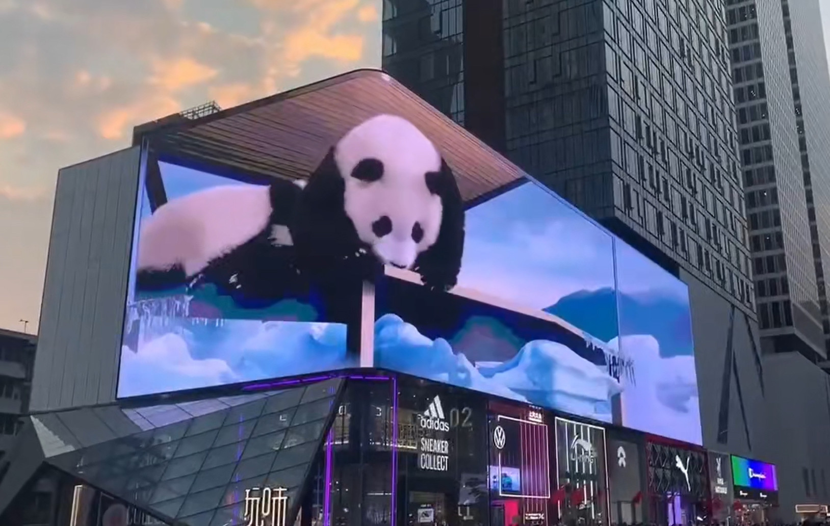 P10mm Outdoor LED Billboard Large Size High-Impact Advertising for Busy Transportation Hubs and High-End Business Districts