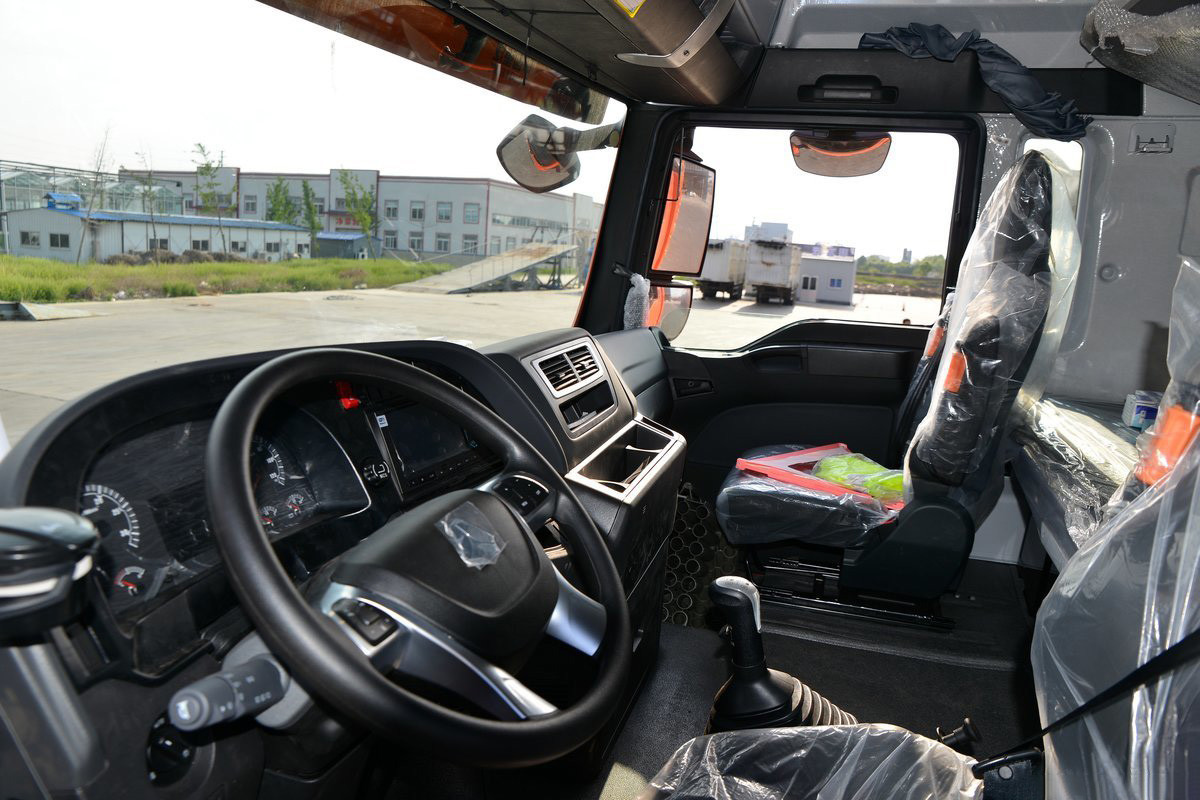 Sinotruk G5 Model 250HP 4X2 6.8m AMT 8-Speed Deflector And Flow Plate SITRAK Fence Truck