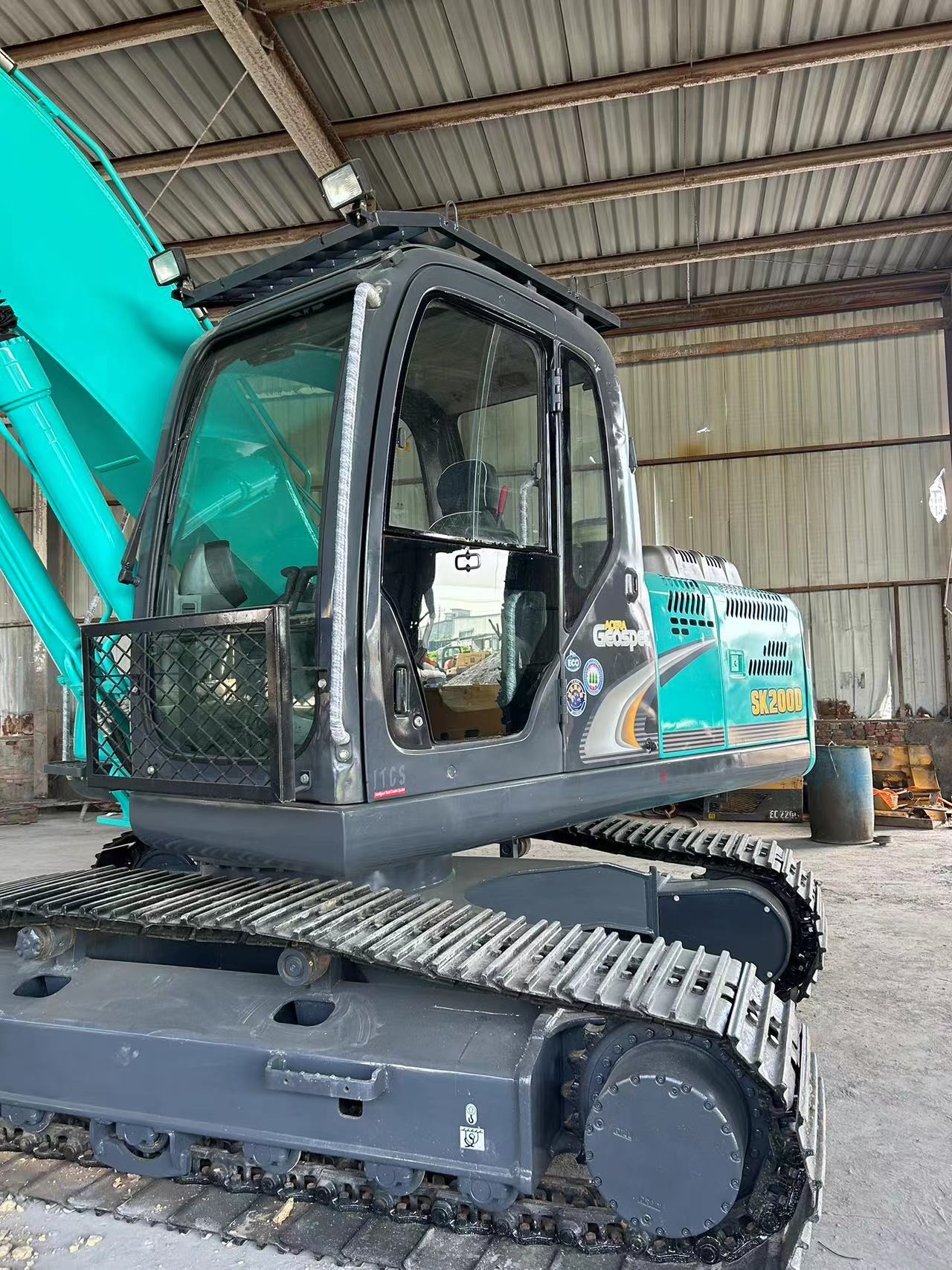 Kobelco SK200D Used Excavators 20 Ton Tracked Earth Moving Machine