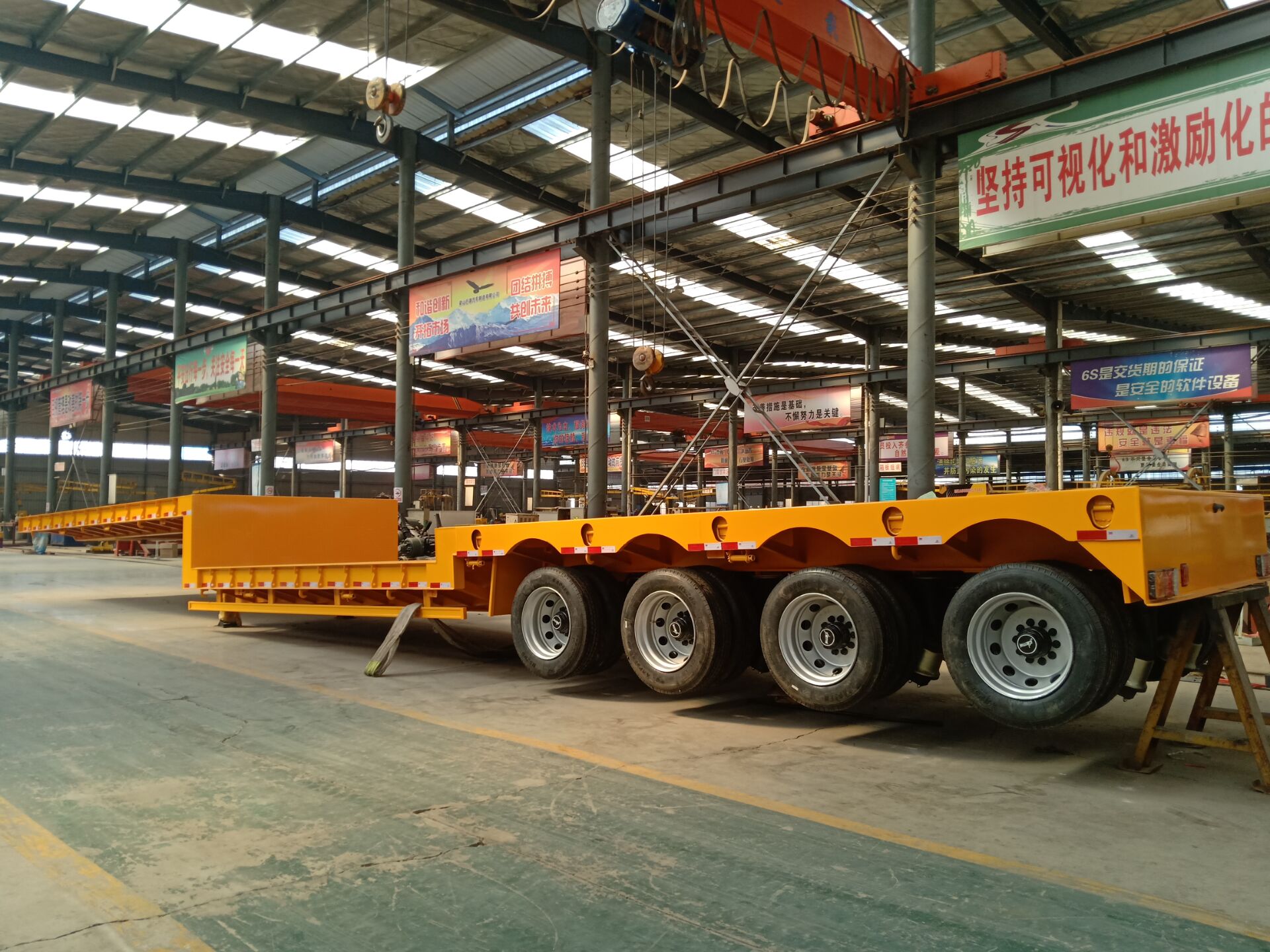 Transport Excavator with Hydraulic Gooseneck 80Tons 4 Axles Low Bed Trailer and Ladder