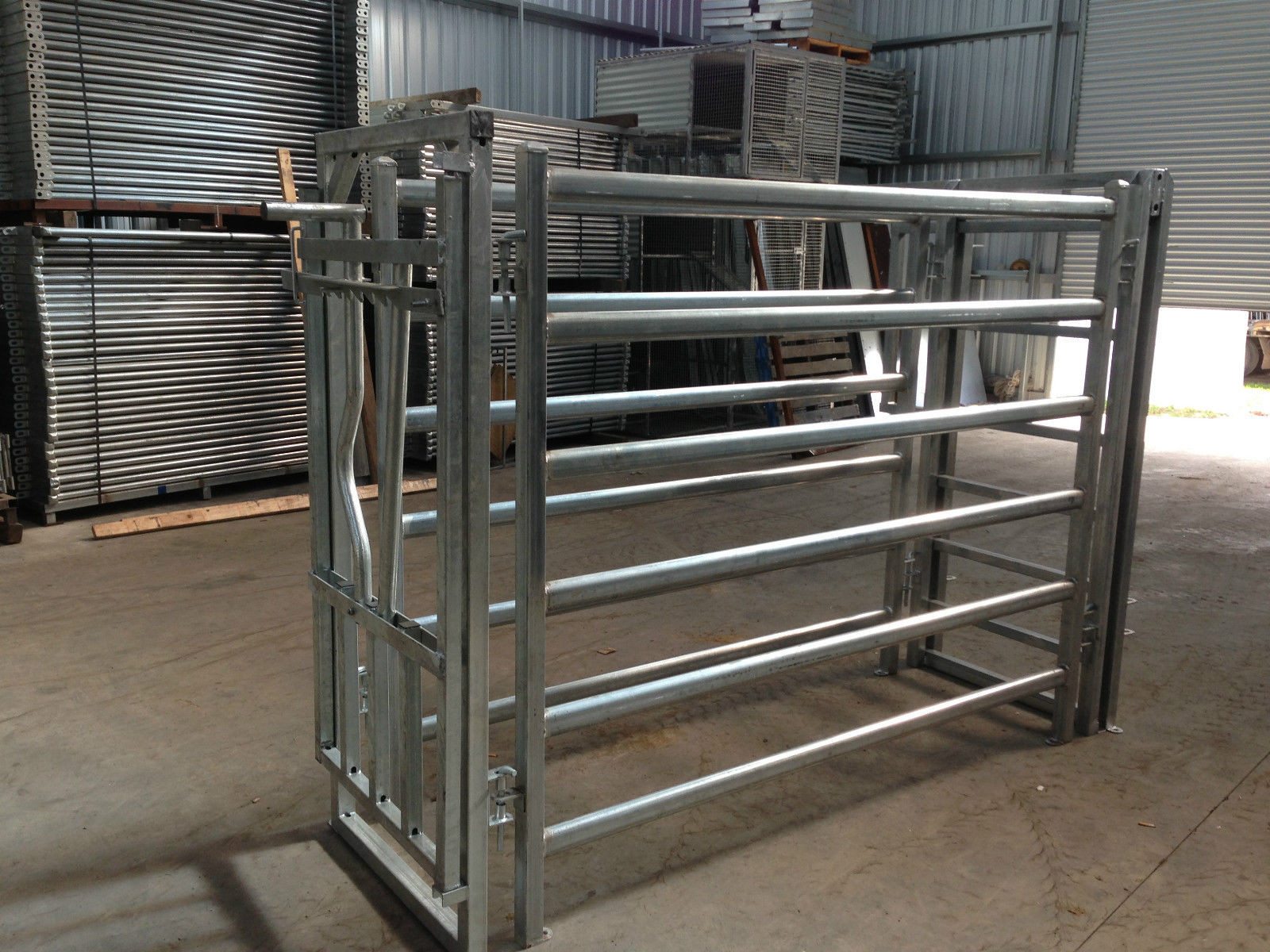 Carbon Steel 2.25m Height Livestock Handling Equipment For Cattle Yard