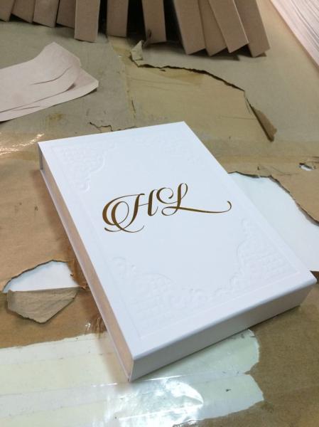 Customized luxury packaging bookstyle box magnetic closure gift paper box with