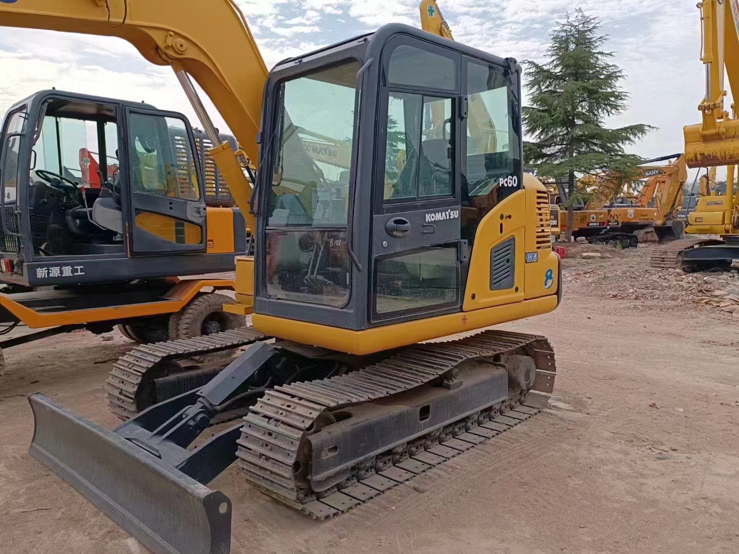 Japan made Komatsu PC60 excavator 6.1 ton operating weight equipped with Cummins engine
