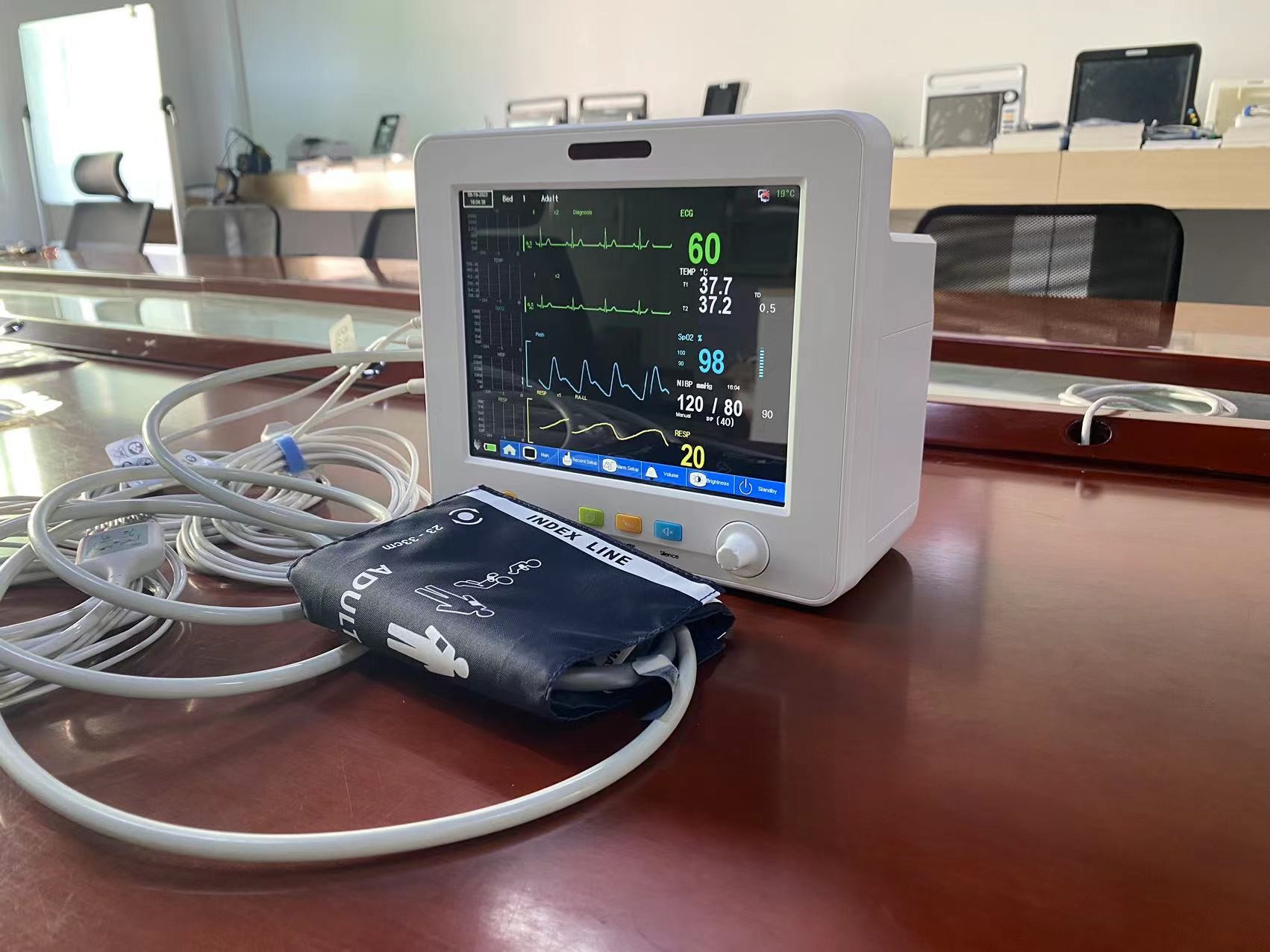 Lightweight 8.4 Inch Portable Patient Monitor, ECG SPO2 NIBP Temp Vital Signs Monitors