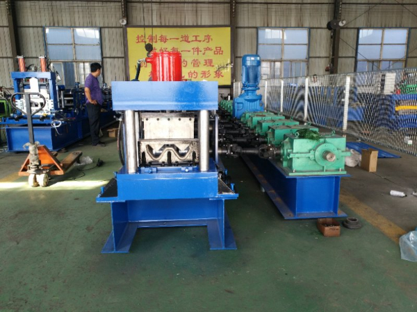 Red Crash Barrier Roll Forming Machine 15m/min 3T Manual Feeding