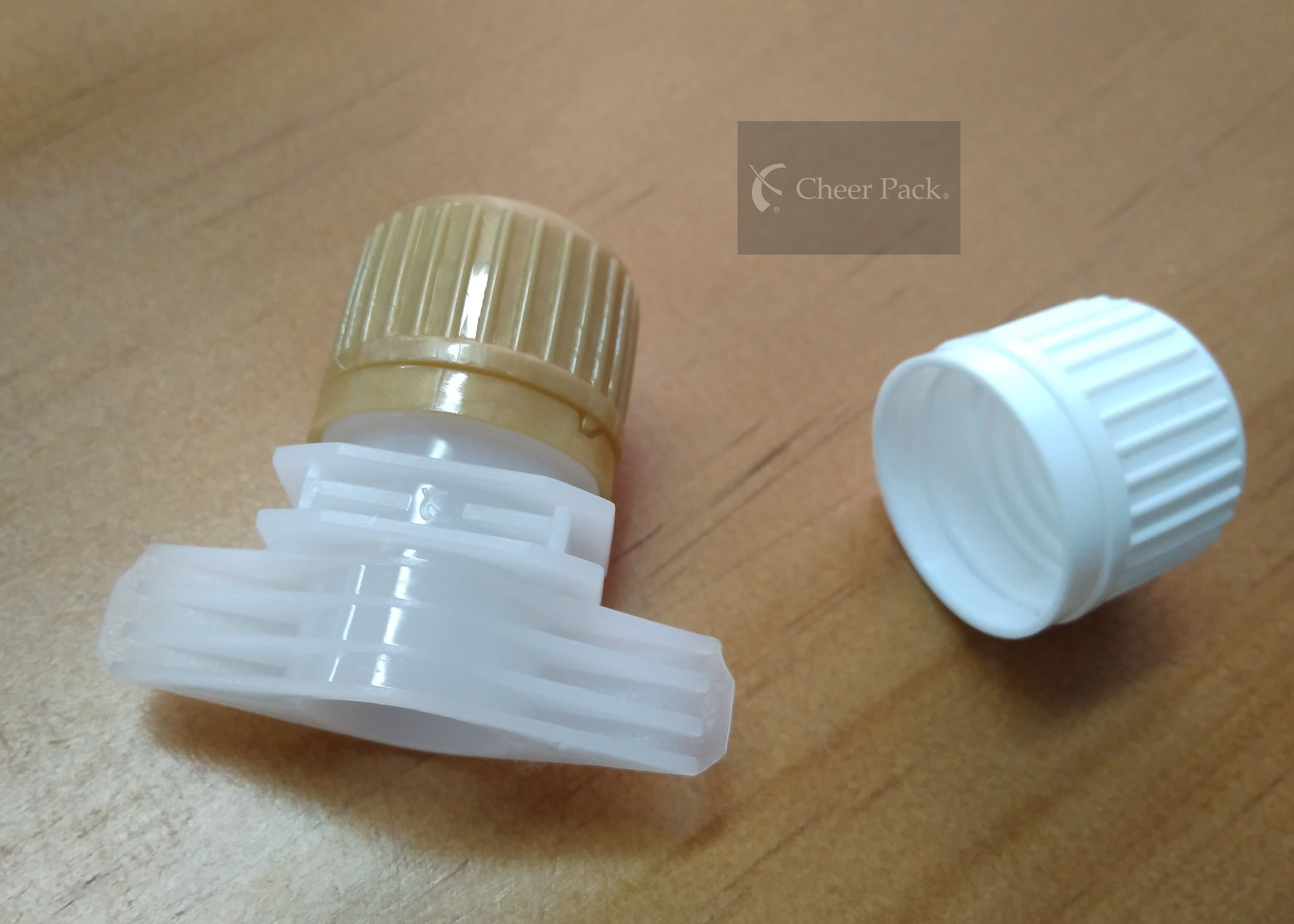 Customized Pour Spout Caps Screw Cap Type For Juice Pouch Bags