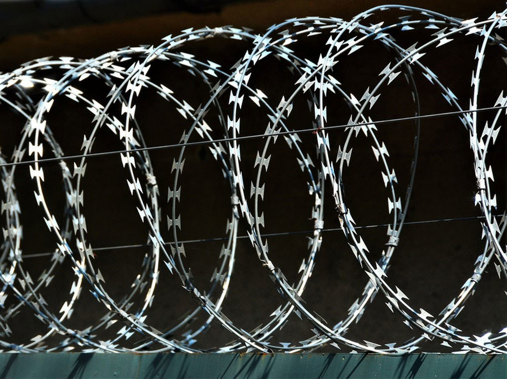Galvanized Security Fencing Concertina Price Anti Climb Blade Barbed Wire Prison Razor Barbed Wire