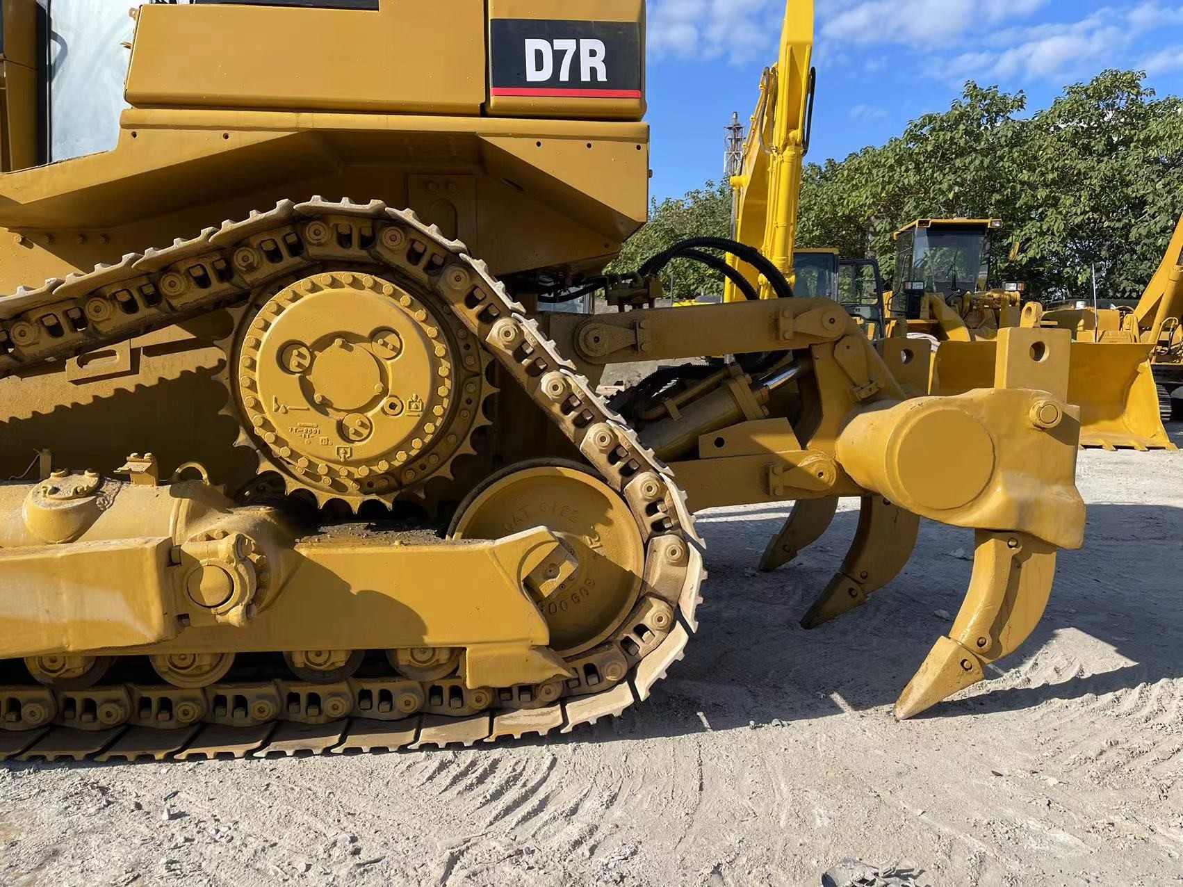 Robust Used Caterpillar Dozer CAT D7R Excavating Machine