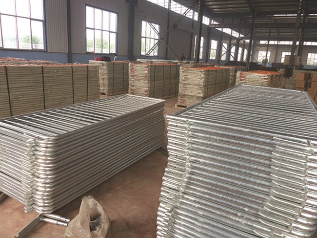 Easily Assembled Securing Crowd Barrier Fencing