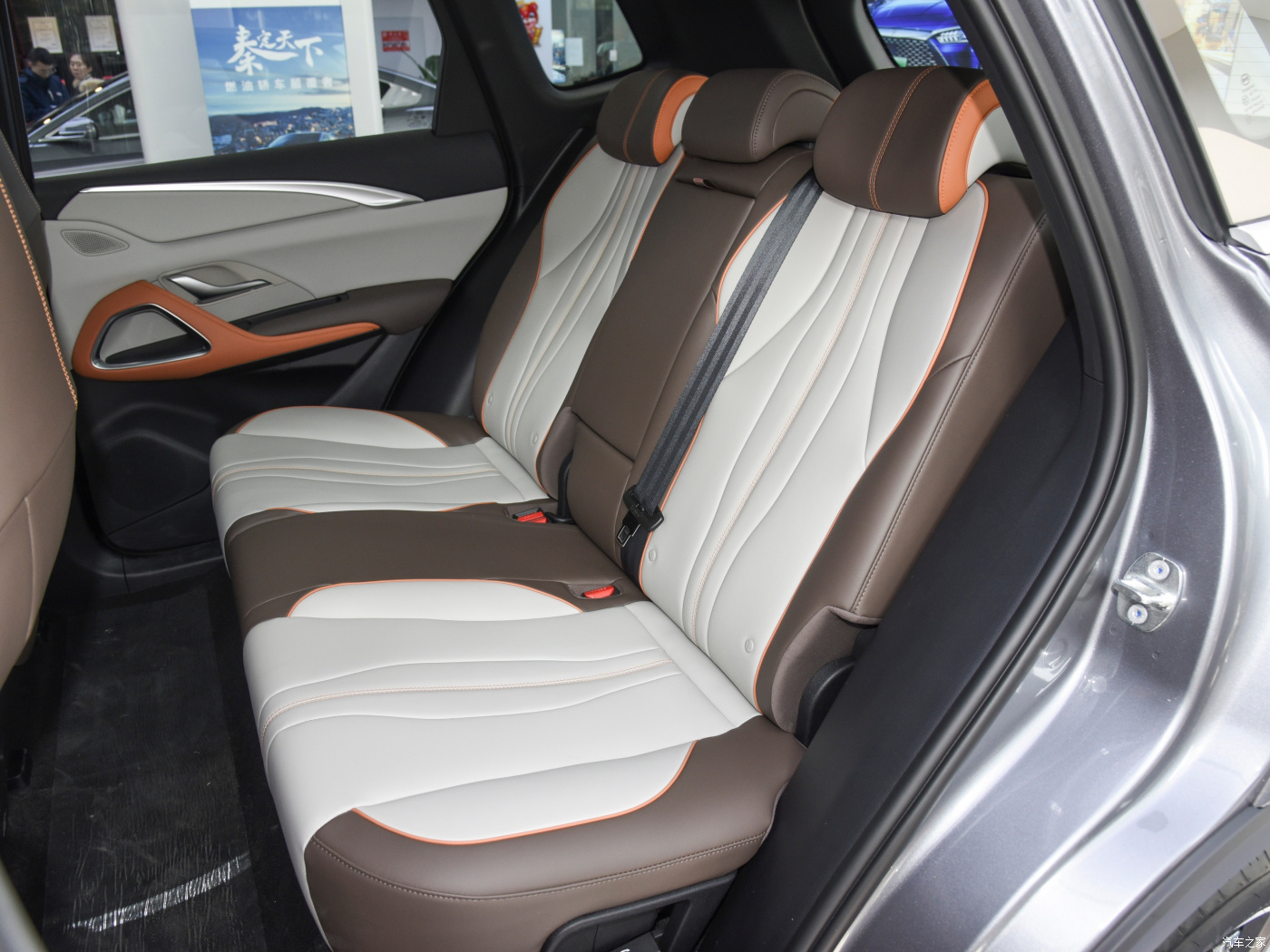 Grey Color Hybrid Sedans Luxurious Version New Energy Vehicles
