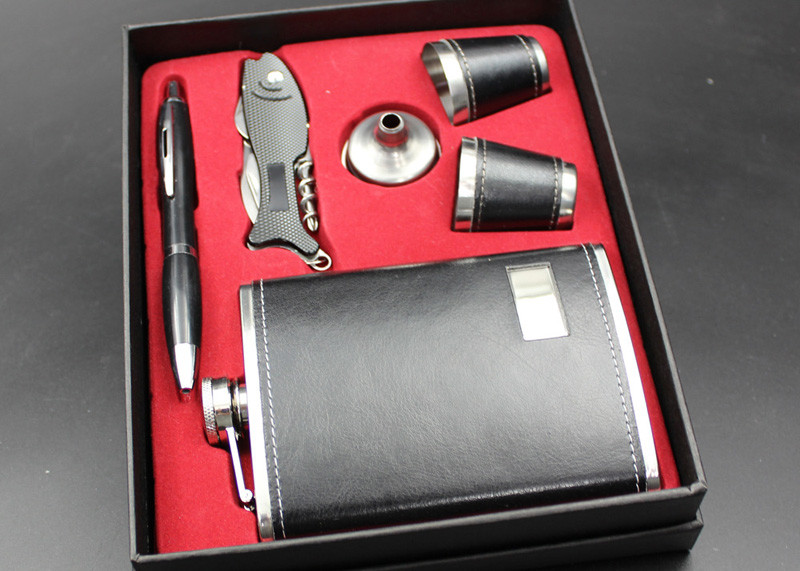 Lightweight 8oz Hip Flask Gift Box Set , Personalised Hip Flask With Cups