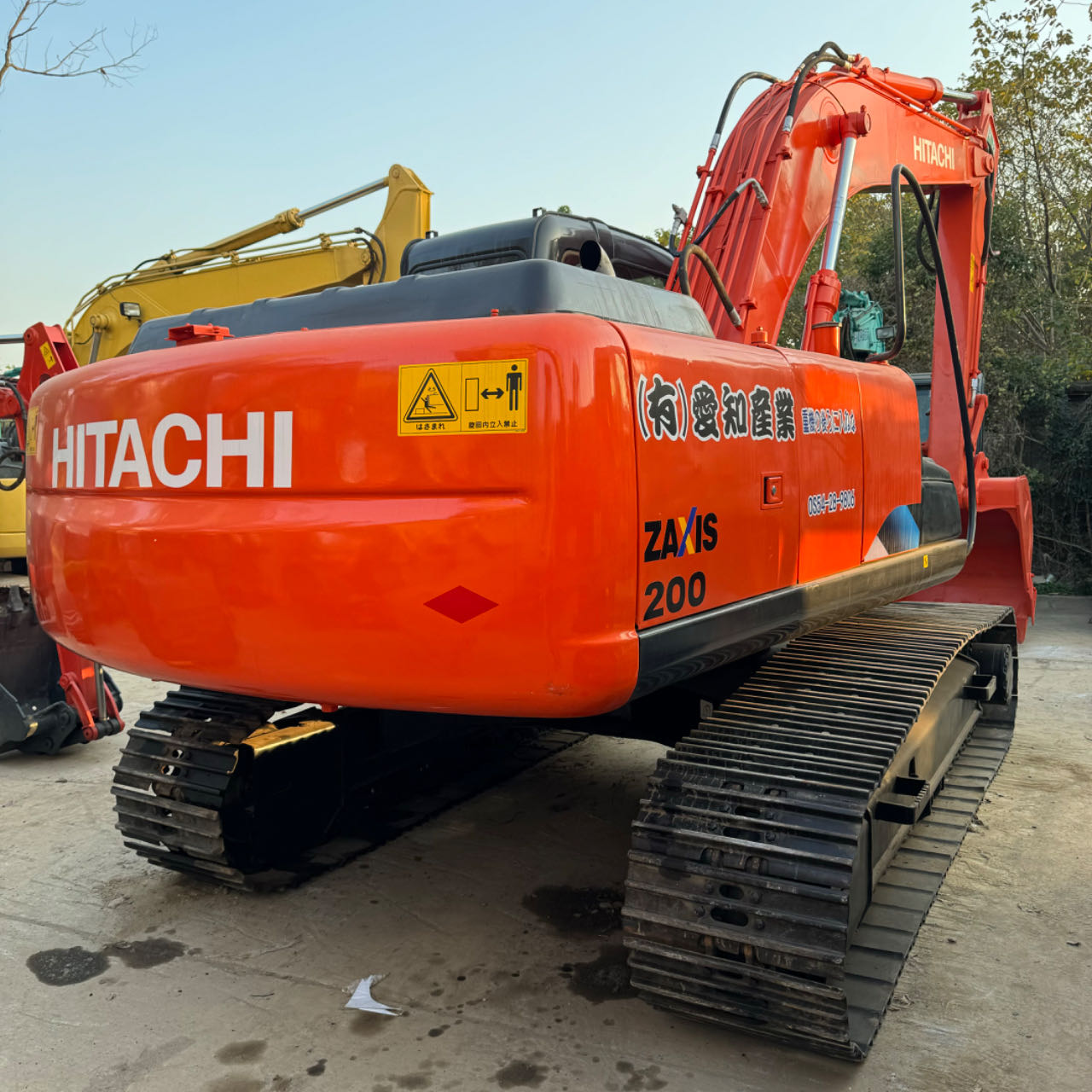 Strong Power Used Excavator ZX200 with Original Hydraulic Valve and Soft Steel Design