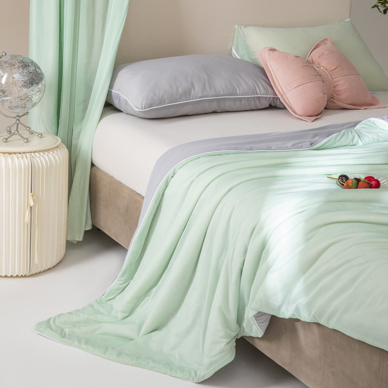 Summer Blanket Comforter Microfiber Quilt with Popular Bamboo Silk in Customized Color
