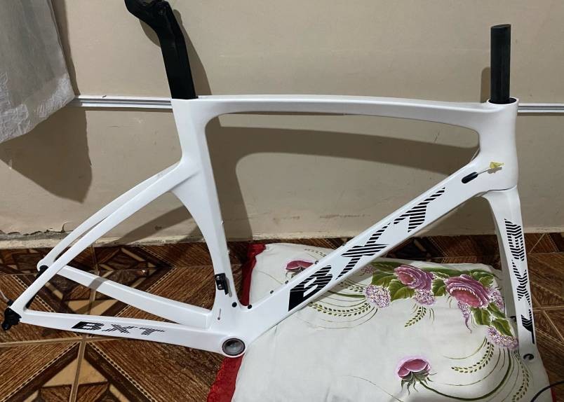Aero Shaping Rim Brake Road Bikes Carbon Clincher Road Bike 700C