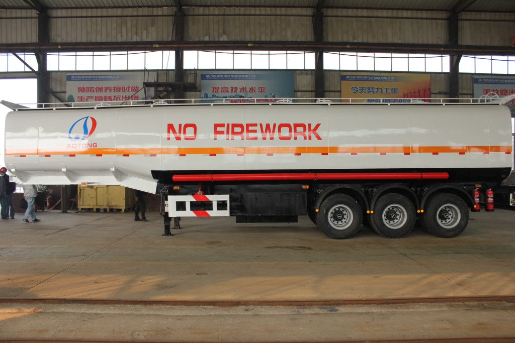 45000 Liters Water Transporting Semi Trailer with 3 Axles and Mechanical Suspension
