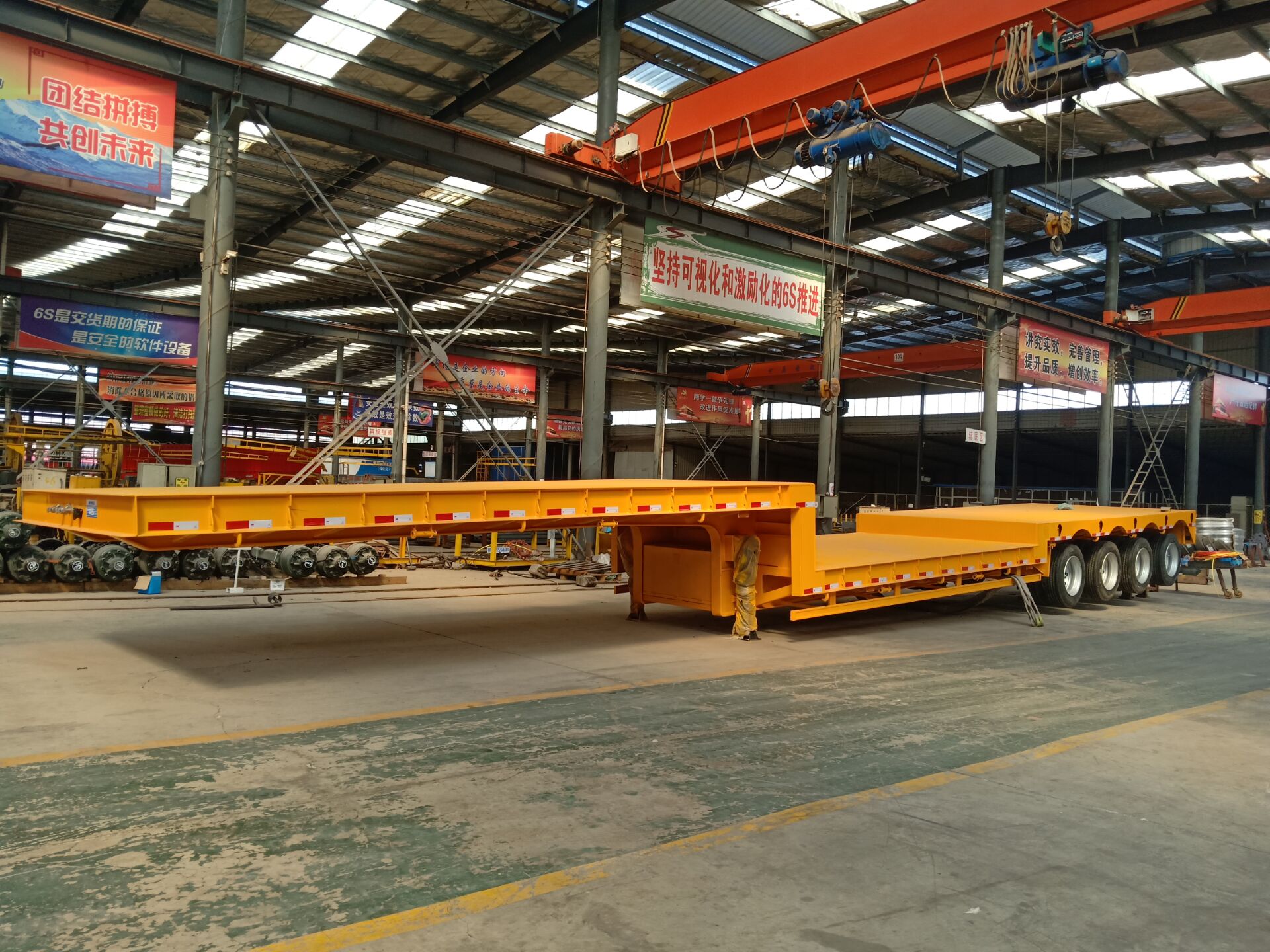 Transport Excavator with Hydraulic Gooseneck 80Tons 4 Axles Low Bed Trailer and Ladder