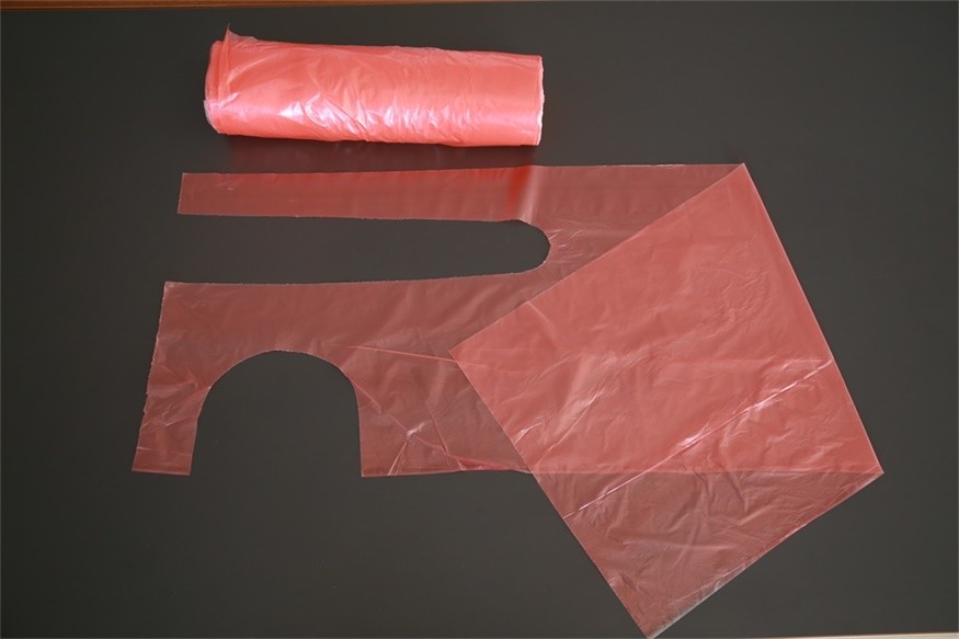 Smooth Surface Disposable Aprons On A Roll / Plastic Throw Away Aprons