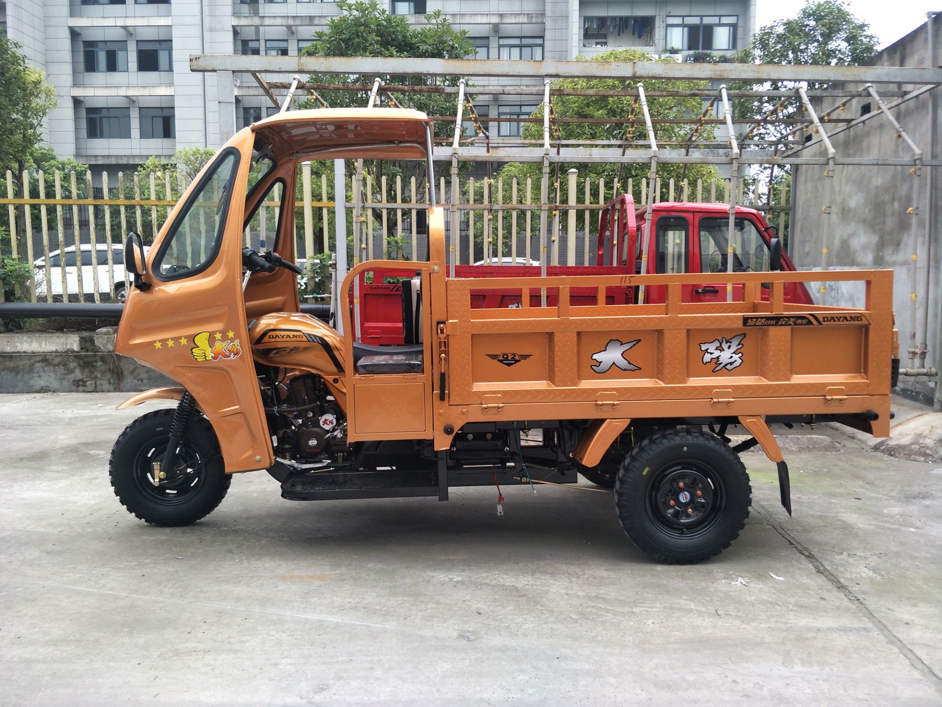 Water-Cooling Engine 250cc Semi Cabin Motorized Cargo Tricycle for Your Business