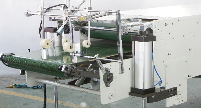 220V Prefolding High Speed Folding And Gluing Machine For Wine Box