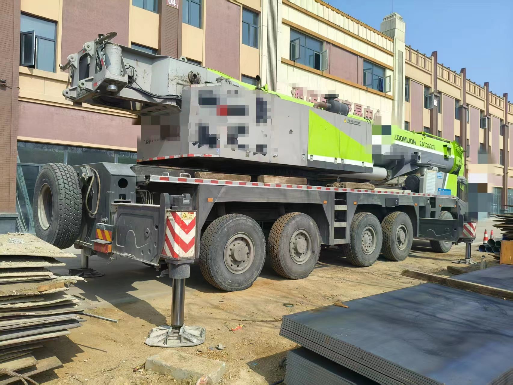 130ton Maximum Lifting Height 63m Total Weight Boom Truck Crane Trucks Mobile Crane ZTC1300v653 Official with Green Color