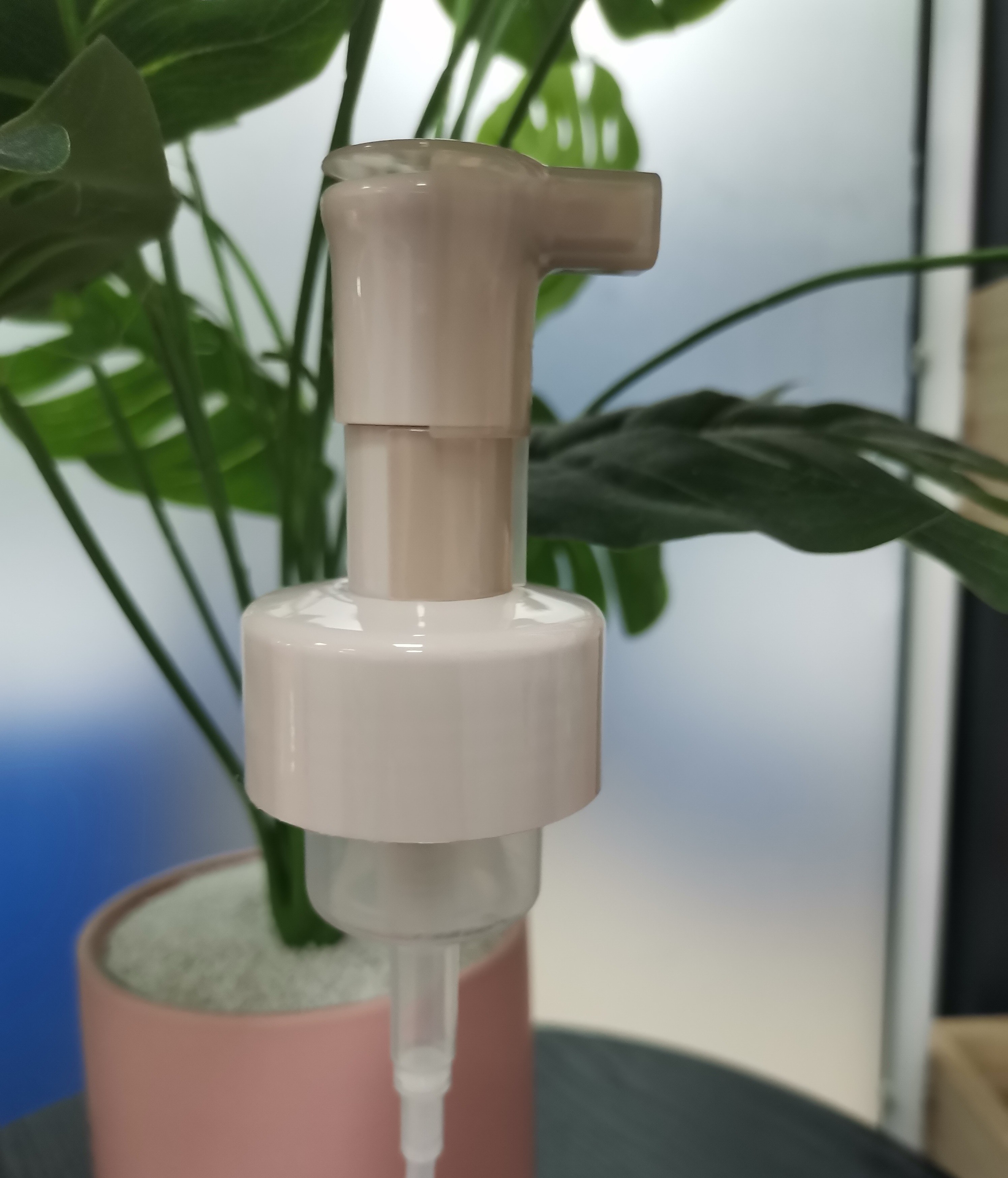 0.8-1.5CC Output Cosmetic Lotion Pump With Screw-on Closure