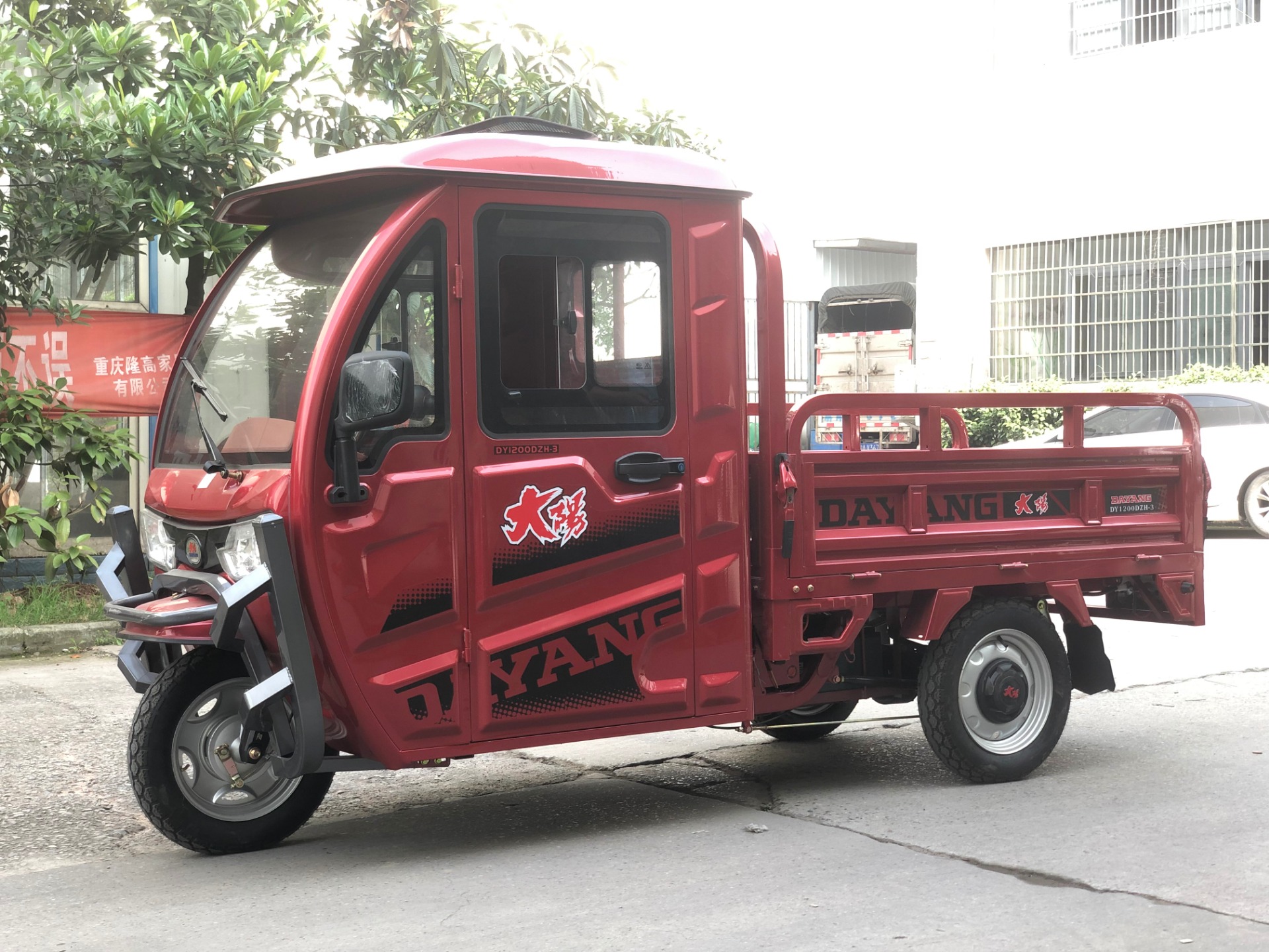 1500w Electric Cargo Tricycle with Enclosed Body High Displacement and Red Color Made