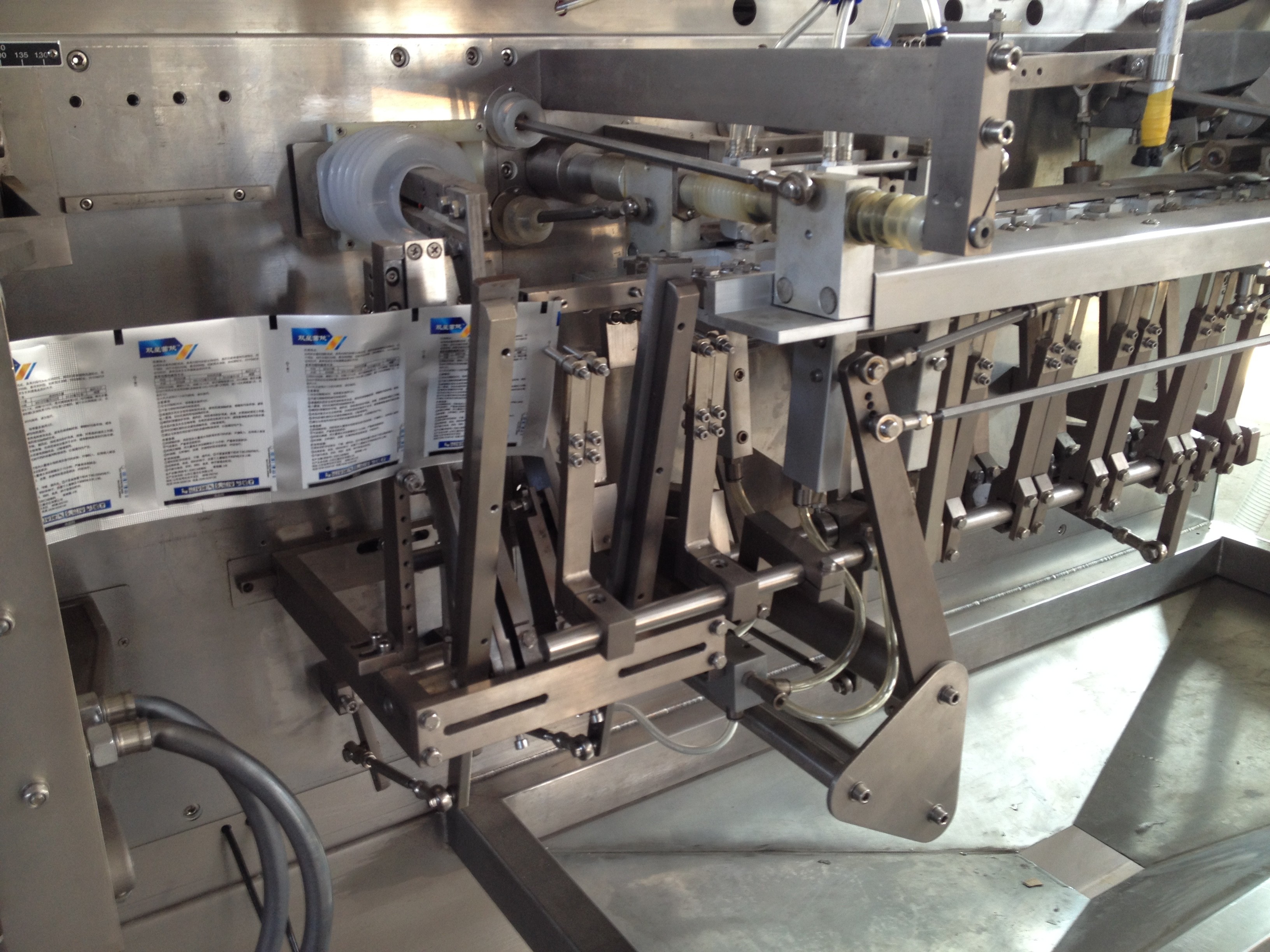 500mm Foodstuff 100ml Plastic Packet Pouch Filling And Sealing Machine