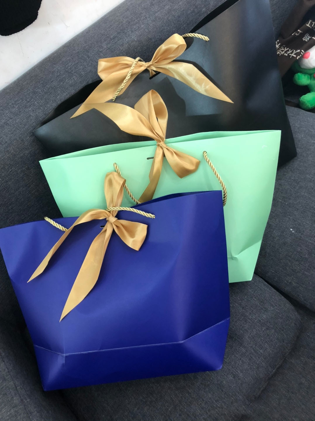 ODM Pantone Color 250gsm Bridesmaid Paper Gift Bags 25*37*11cm