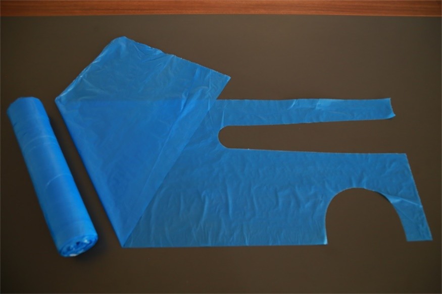 LDPE / HDPE Disposable Plastic Aprons Flat Pack On A Roll Single Use Dust Proof