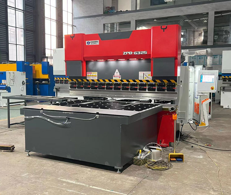 Batch Parts 63T2500MM Press Brake Machine CNC Press Bending Brakes With Feed Platform
